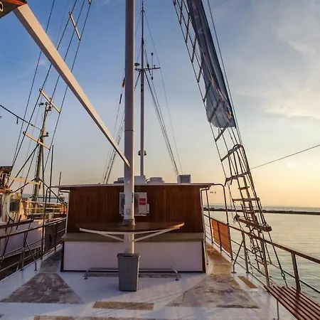 Traditional Gulet With Crew Breakfast&lunch Botel Split
