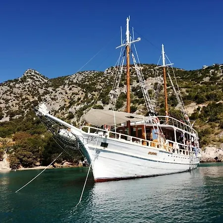 Traditional Gulet With Crew Breakfast&lunch Botel Split