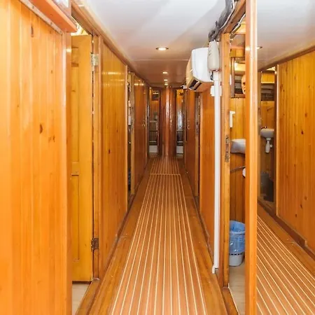 Botel Traditional Gulet With Crew Breakfast&lunch