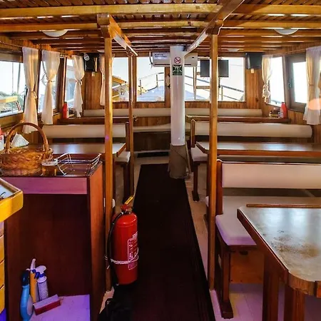 Bateau-hôtel Traditional Gulet With Crew Breakfast&lunch