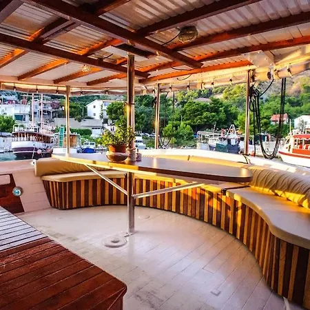 Bateau-hôtel Traditional Gulet With Crew Breakfast&lunch *