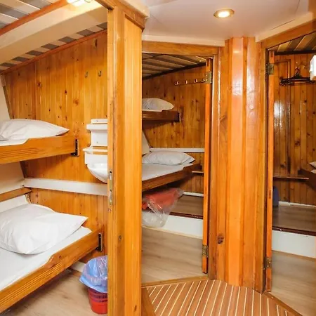 Bateau-hôtel Traditional Gulet With Crew Breakfast&lunch *