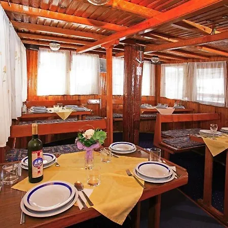 Botel Traditional Gulet With Crew Breakfast&lunch Split